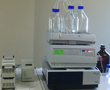 Cromatógrafo líquido com detetor de fotodiodos (HPLC/PDA)